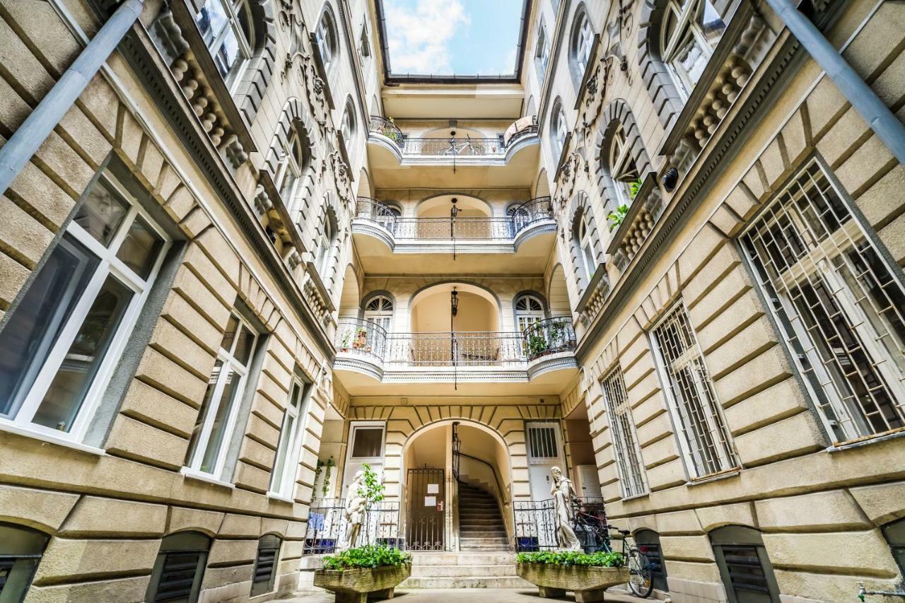 Bpr Azure Desire Studio Budapeste Exterior foto